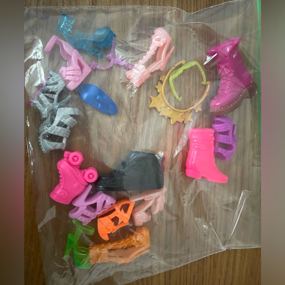Monster High & Barbie Shoe Lot over 75 pairs - Picture 4 of 5